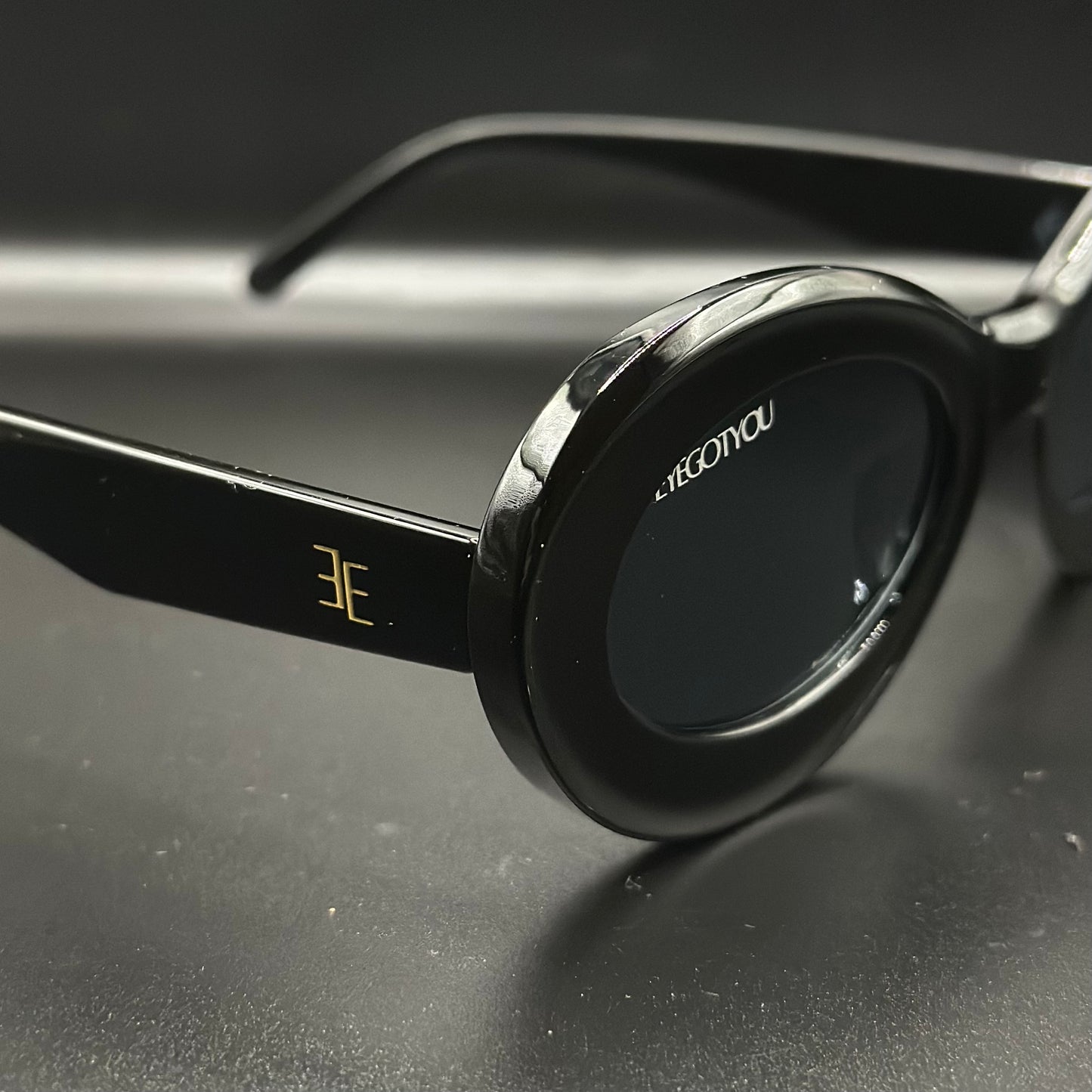 cleo. (black)