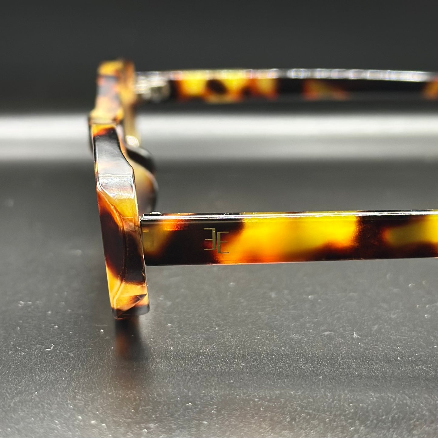 low key. (tortoise shell)