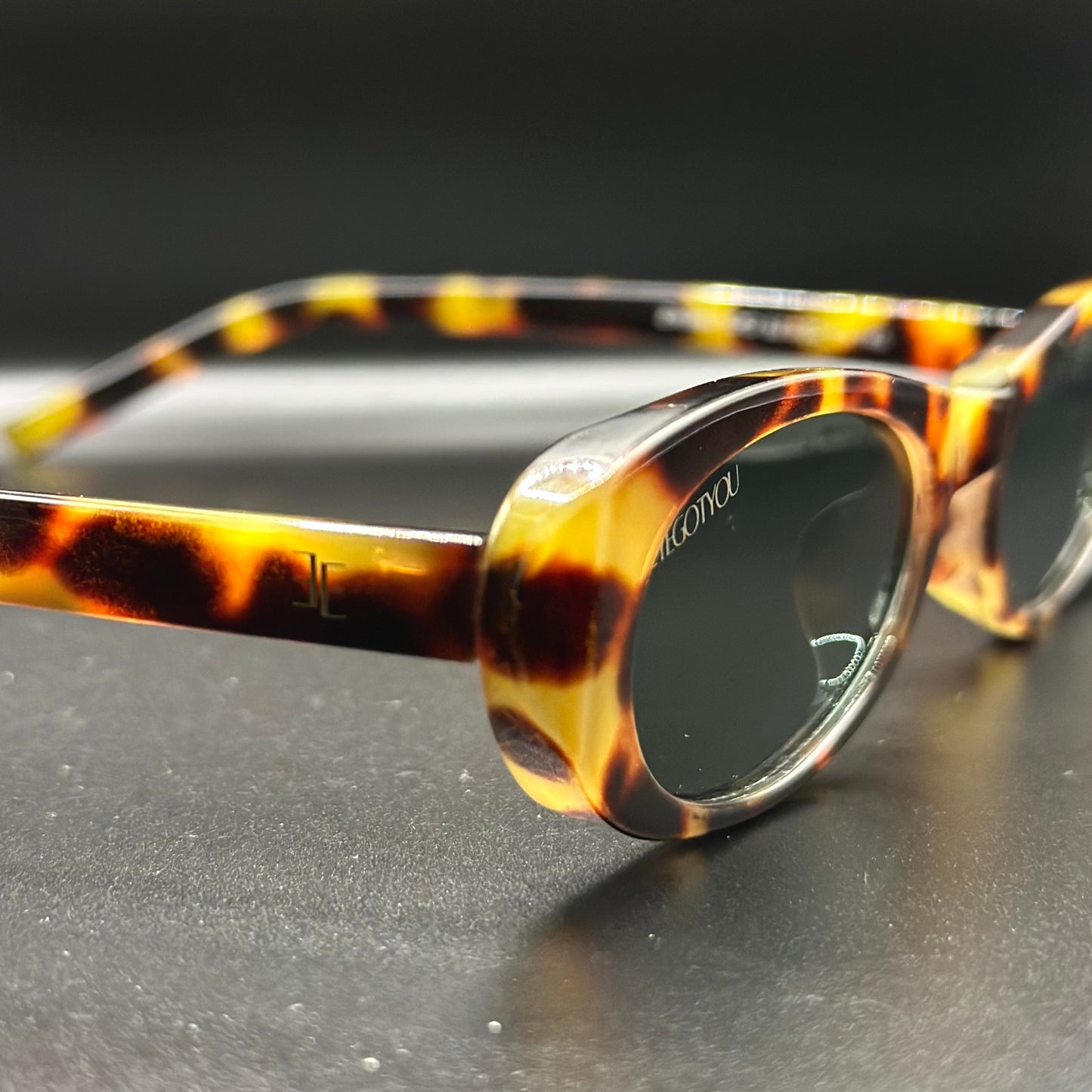 low key. (tortoise shell)