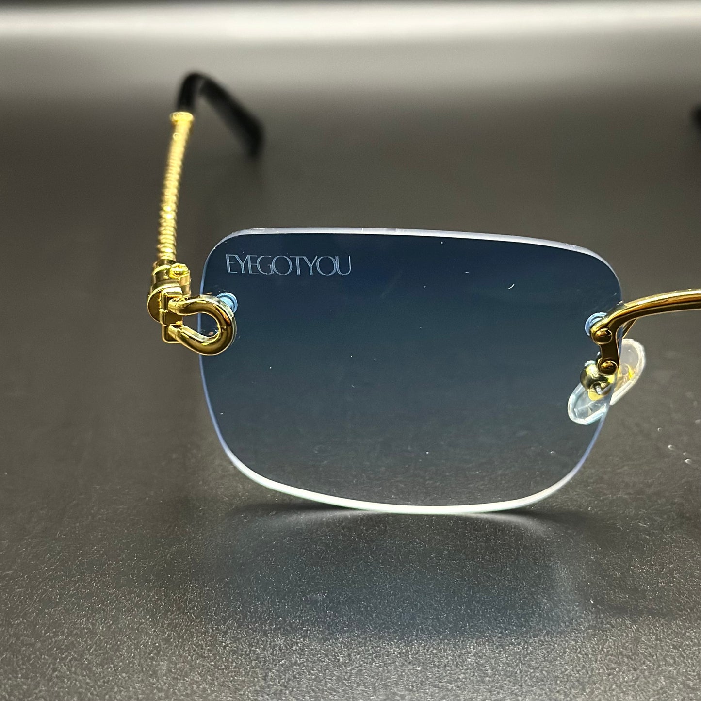 pops. (gradient blue)