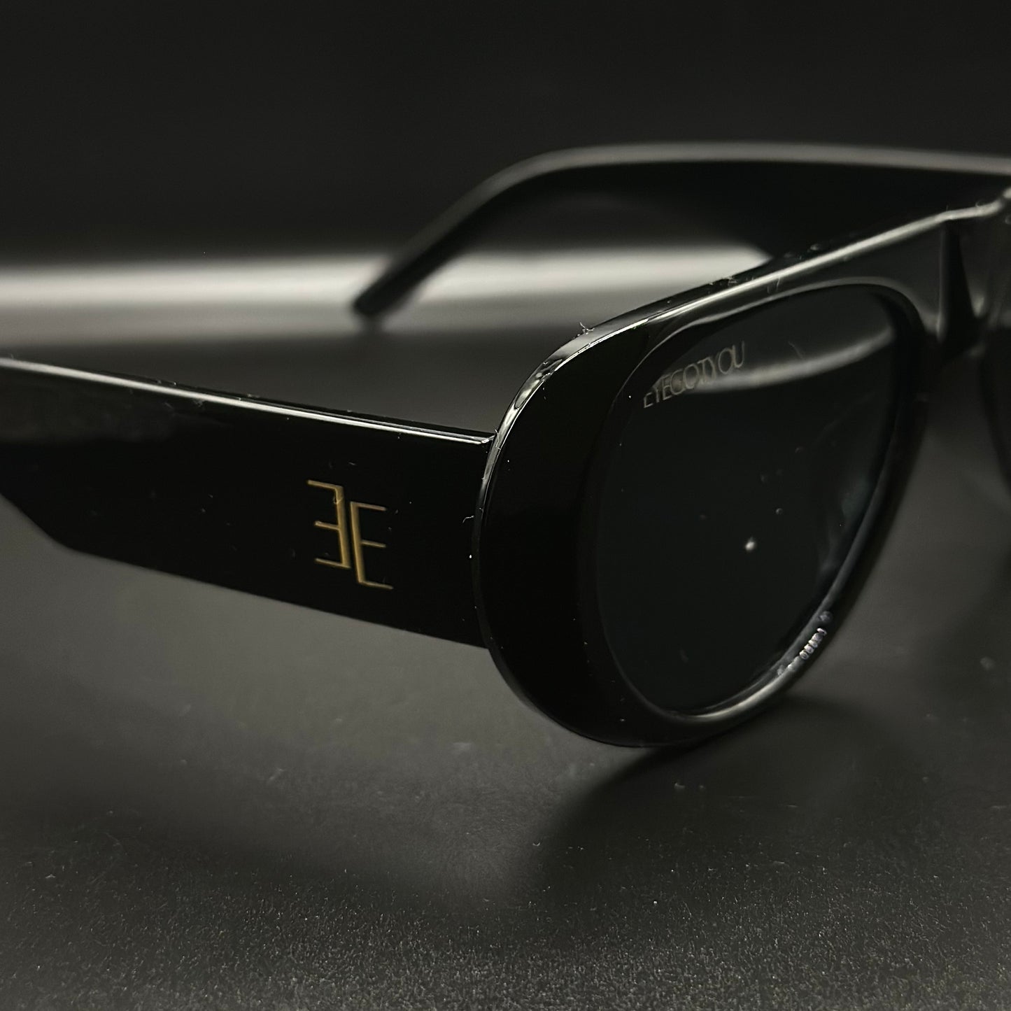 jet. (black)